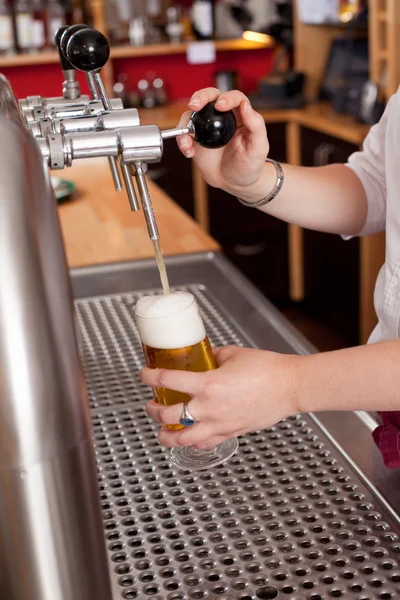Dispensing fresh draft beer — Stock Photo, Image