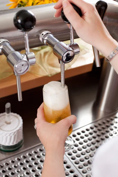 Refreshing frothy pint of draft beer — Stock Photo, Image