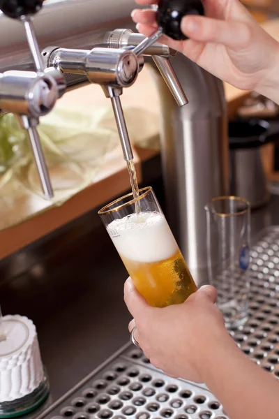 Waitress dispensing draft beer — Stock Photo, Image