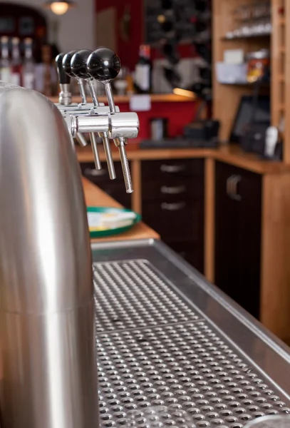 Vue derrière un comptoir dans un bar — Photo