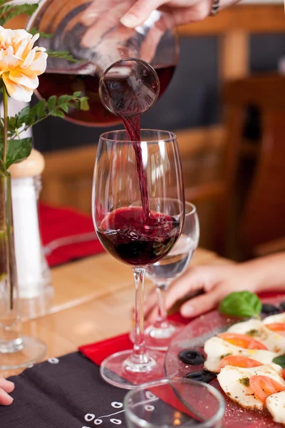 Rotwein einschenken — Stockfoto