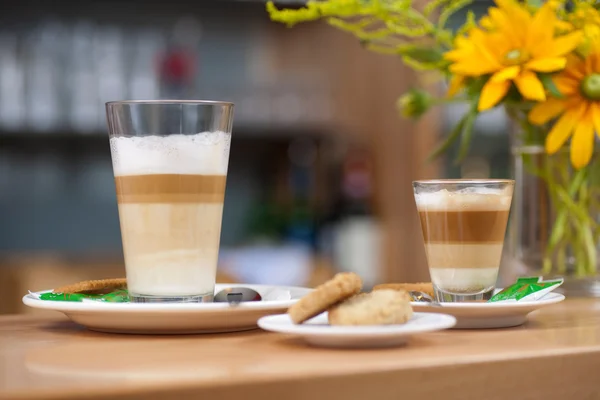 Δύο ποτήρια latte macchiato καφέ — Φωτογραφία Αρχείου