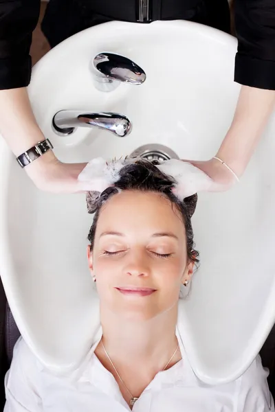 Mujer teniendo su cabello champú —  Fotos de Stock