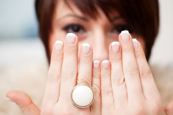 Vrouw haar gemanicuurde nagels weergeven — Stockfoto