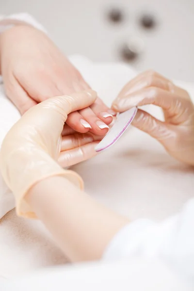 Mulher tendo uma manicure — Fotografia de Stock