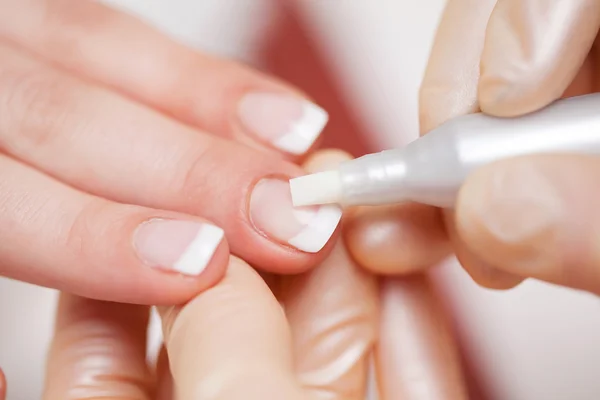 Cuticle treatment at a nail salon — Stockfoto