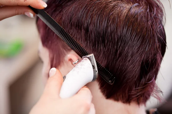 Peluquero usando una afeitadora para recortar el cabello —  Fotos de Stock