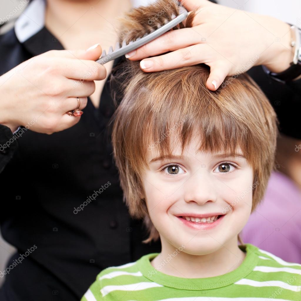 Beautiful young child at the hairdresser — Stock Photo © racorn 28122585