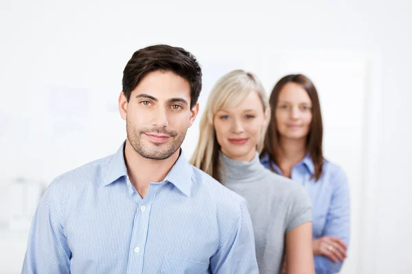 Affärsman med kvinnliga medarbetare i office — Stockfoto