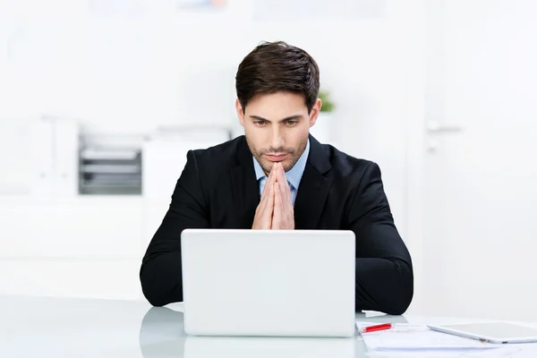 Empresario leyendo información sobre su portátil —  Fotos de Stock