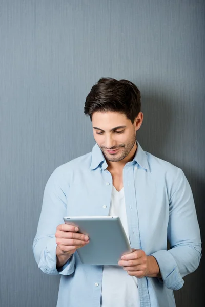 Homem trabalhando em um tablet-pc — Fotografia de Stock