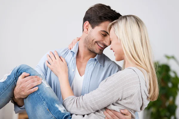 Hombre feliz llevando a la mujer en casa — Foto de Stock