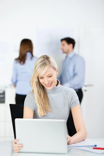 Secretaria alegre — Foto de Stock