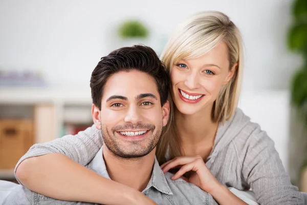 Jovem casal com belos sorrisos — Fotografia de Stock