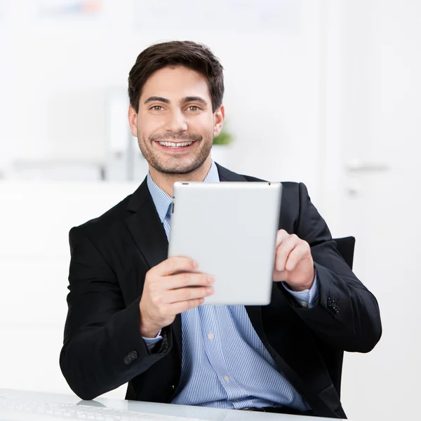 Podnikatel drží digitálním tabletu na stůl — Stock fotografie