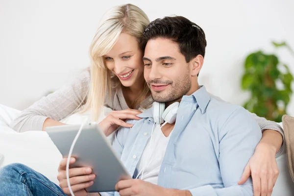 Paret tittar på digital tablet hemma — Stockfoto