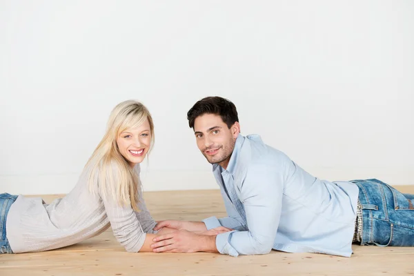 Feliz tierna pareja en casa — Foto de Stock