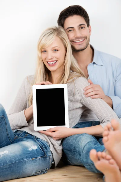 Pareja sonriente mostrando una pantalla tablet-pc — Foto de Stock