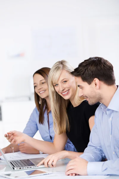 Businesswoman With Coworkers In A Meeting At Desk — Stock Photo, Image