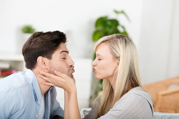 Couple Puckering Lips At Home — Stock Photo, Image