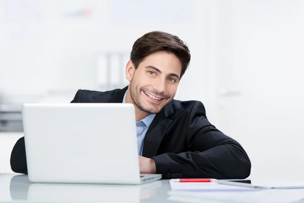 Hombre de negocios sonriente —  Fotos de Stock