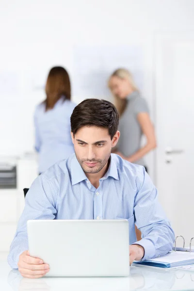 Empresário sério que se concentra no seu trabalho — Fotografia de Stock