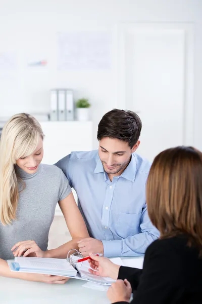 Echtpaar luisteren naar een presentatie — Stockfoto