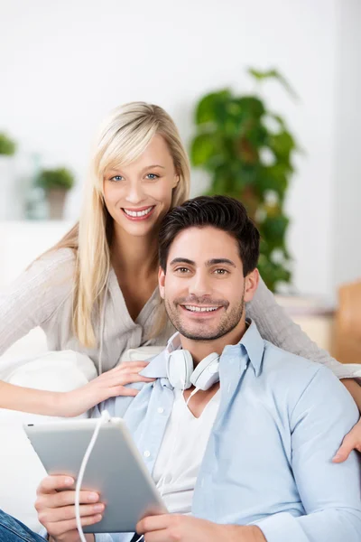Young couple listening to music on a tablet — Stock Photo, Image