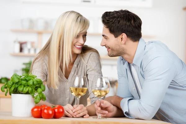 Milující pár se těší vína — Stock fotografie