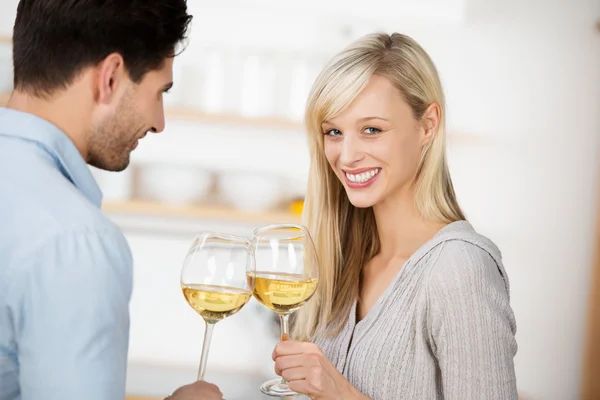 Casal jovem bebendo vinho branco — Fotografia de Stock