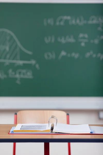 Un escritorio de estudiante vacante — Foto de Stock