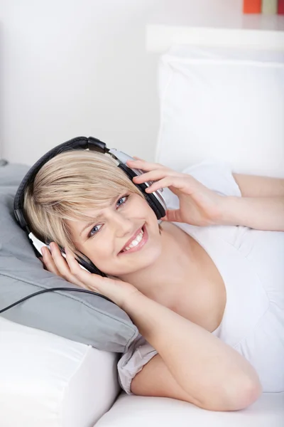 Щаслива жінка насолоджується своєю музикою — стокове фото
