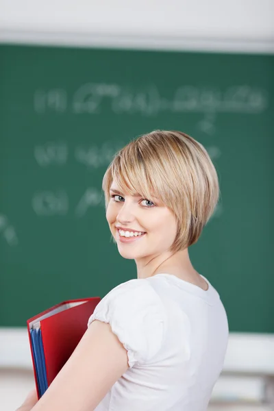 美丽微笑的年轻女子在大学 — 图库照片