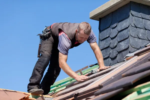 Roofer ao lado da chaminé — Fotografia de Stock