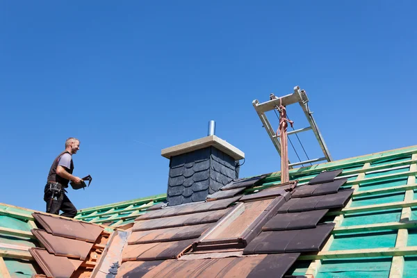 Roofer transporterar brickor — Stockfoto