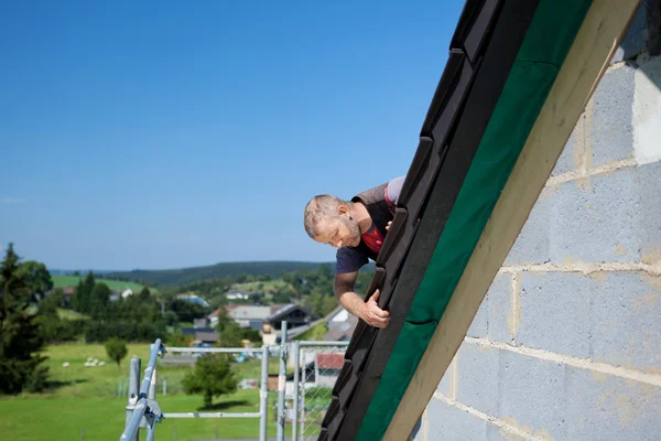 Roofer applicando ardesia — Foto Stock