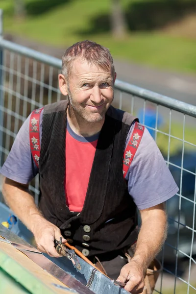 Lächelnder Dachdecker beim Schweißen der Dachrinne — Stockfoto