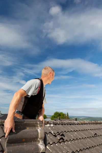 Roofer che lavora su un vecchio tetto — Foto Stock