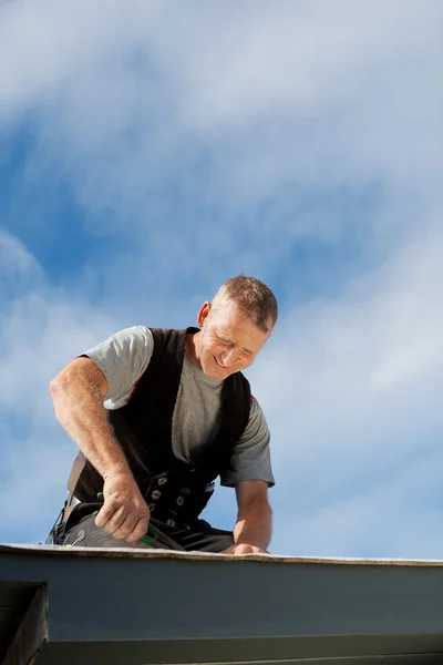 幸せな屋根葺き職人の作業 — ストック写真