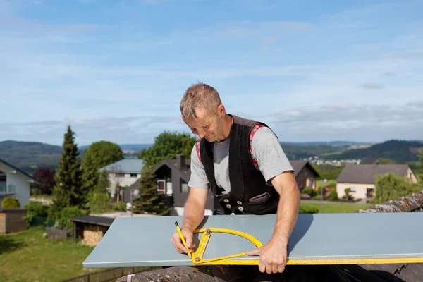 Roofer che lavora con un righello angolare — Foto Stock