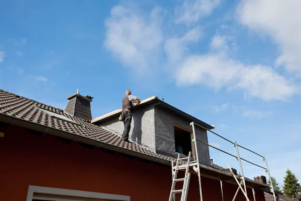 Dachdecker arbeitet an neuer Dachgaube — Stockfoto