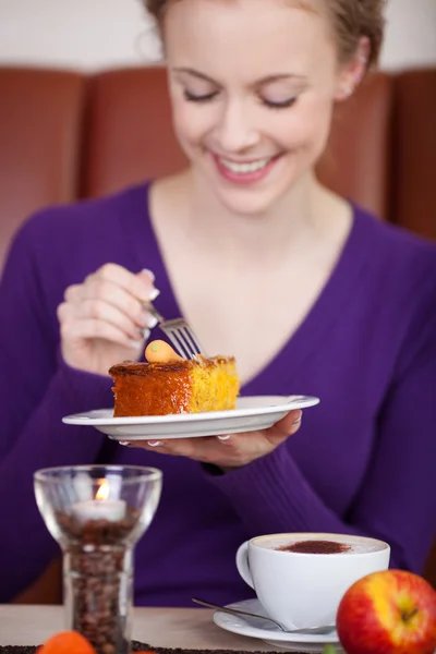 Donna sorridente che beve caffè e torta — Foto Stock