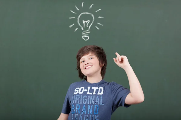 Giovane ragazzo ha un'idea a scuola — Foto Stock