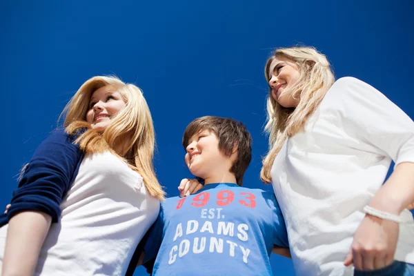 Three teenagers under a blue sunny sky — Stock Photo, Image