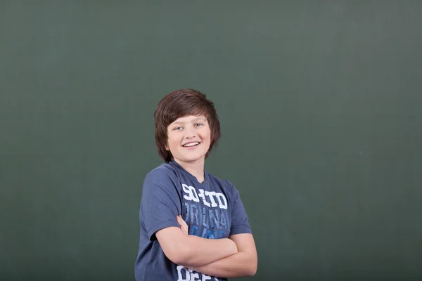 Sonriente joven escolar seguro de sí mismo — Foto de Stock