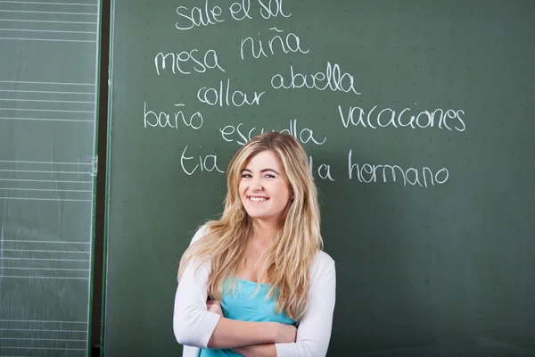 Jonge vrouwelijke student in een taal-klasse — Stockfoto