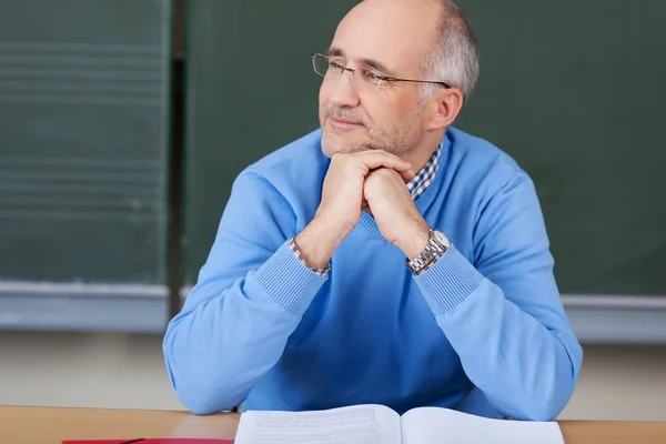 Pensiero insegnante di sesso maschile in classe — Foto Stock