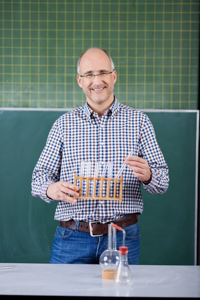 Professeur de sciences menant une expérience — Photo