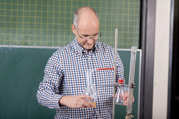 Lehrerin bereitet ein Chemie-Experiment vor — Stockfoto