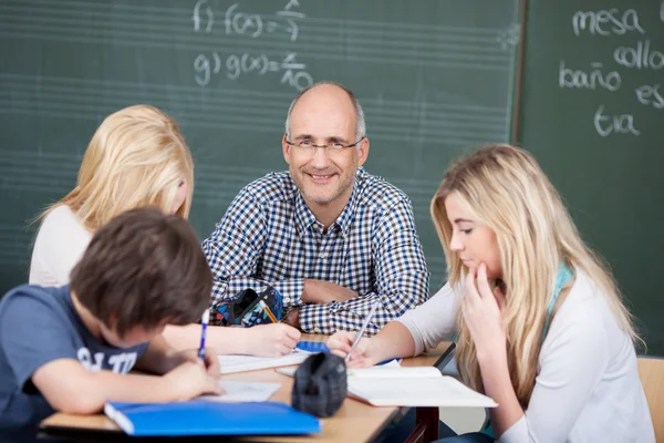 Professeur masculin motivé avec ses élèves — Photo